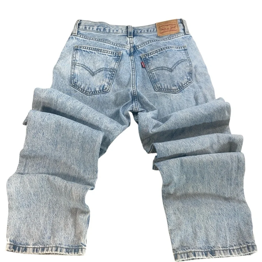Levi’s Distressed Straight Leg Jeans Women’s Size 26‎ Medium Wash Flap Pocket